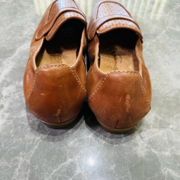 Clarks Womens Brown Perforated Leather Career Loafers Size 11 Wide 7679202) - Picture 4 of 5